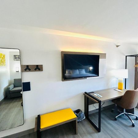 Comfort Suites Terre Haute University Area Bagian luar foto
