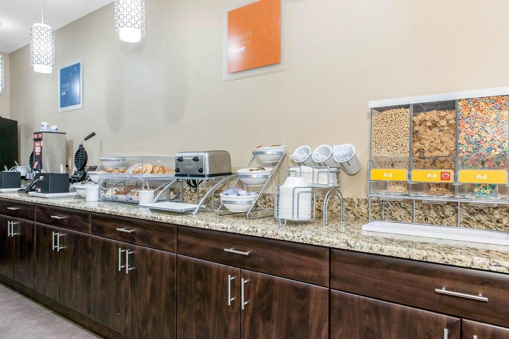 Comfort Suites Terre Haute University Area Bagian luar foto