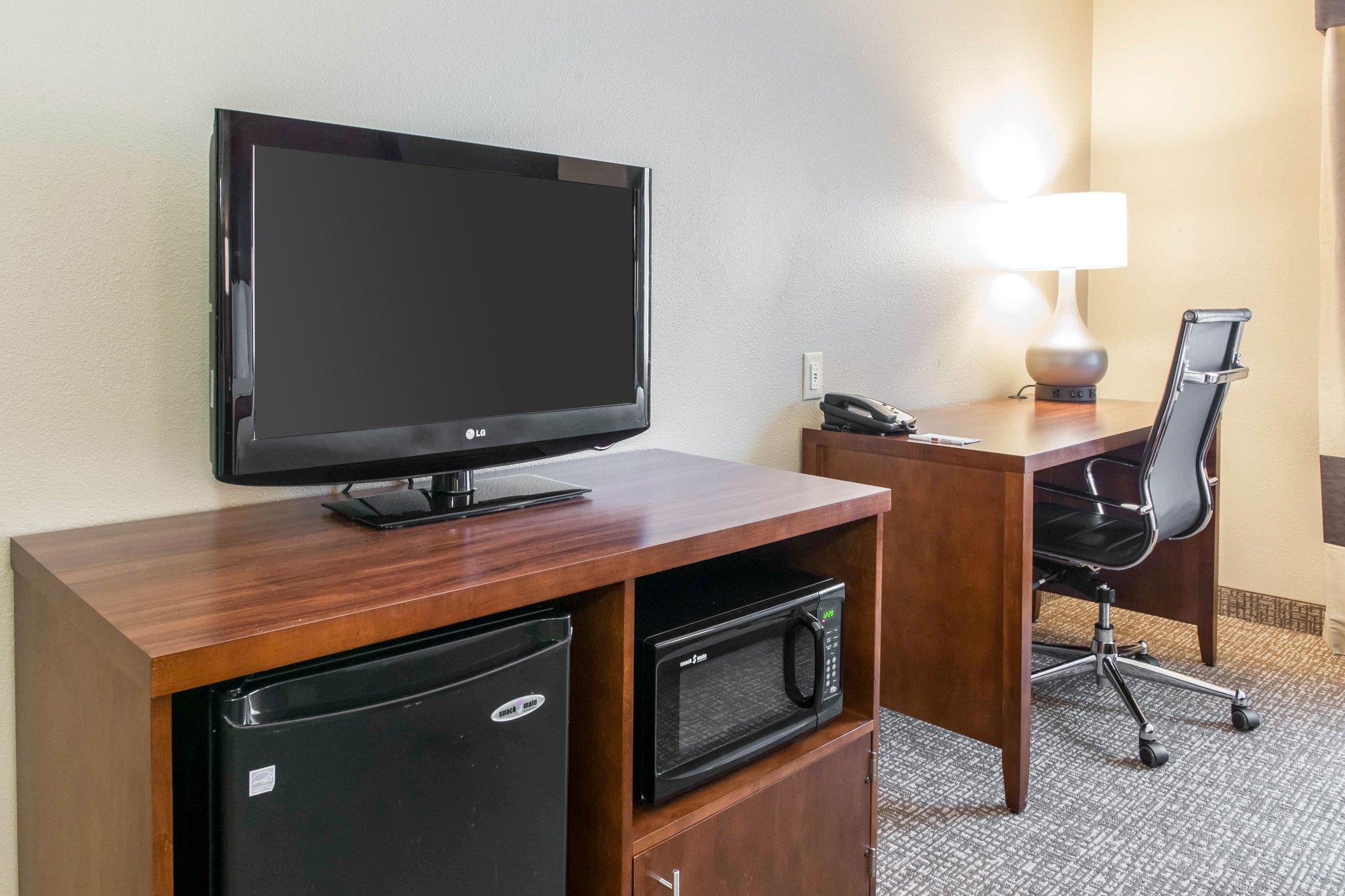 Comfort Suites Terre Haute University Area Bagian luar foto