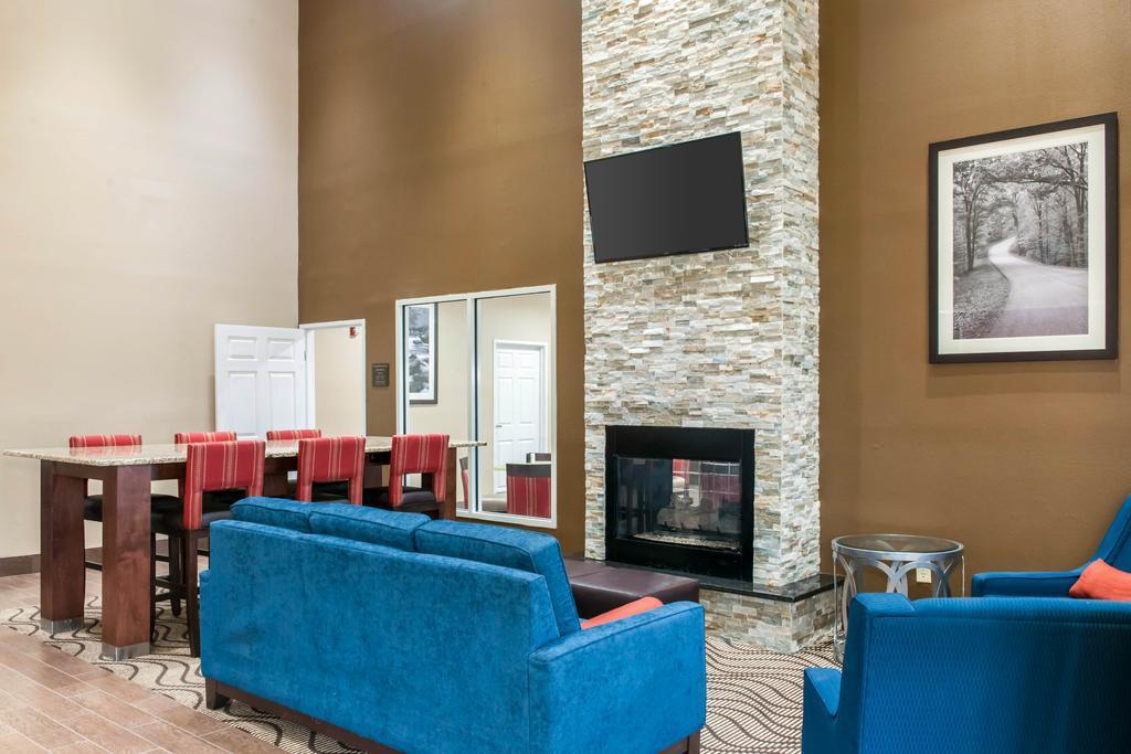 Comfort Suites Terre Haute University Area Bagian luar foto
