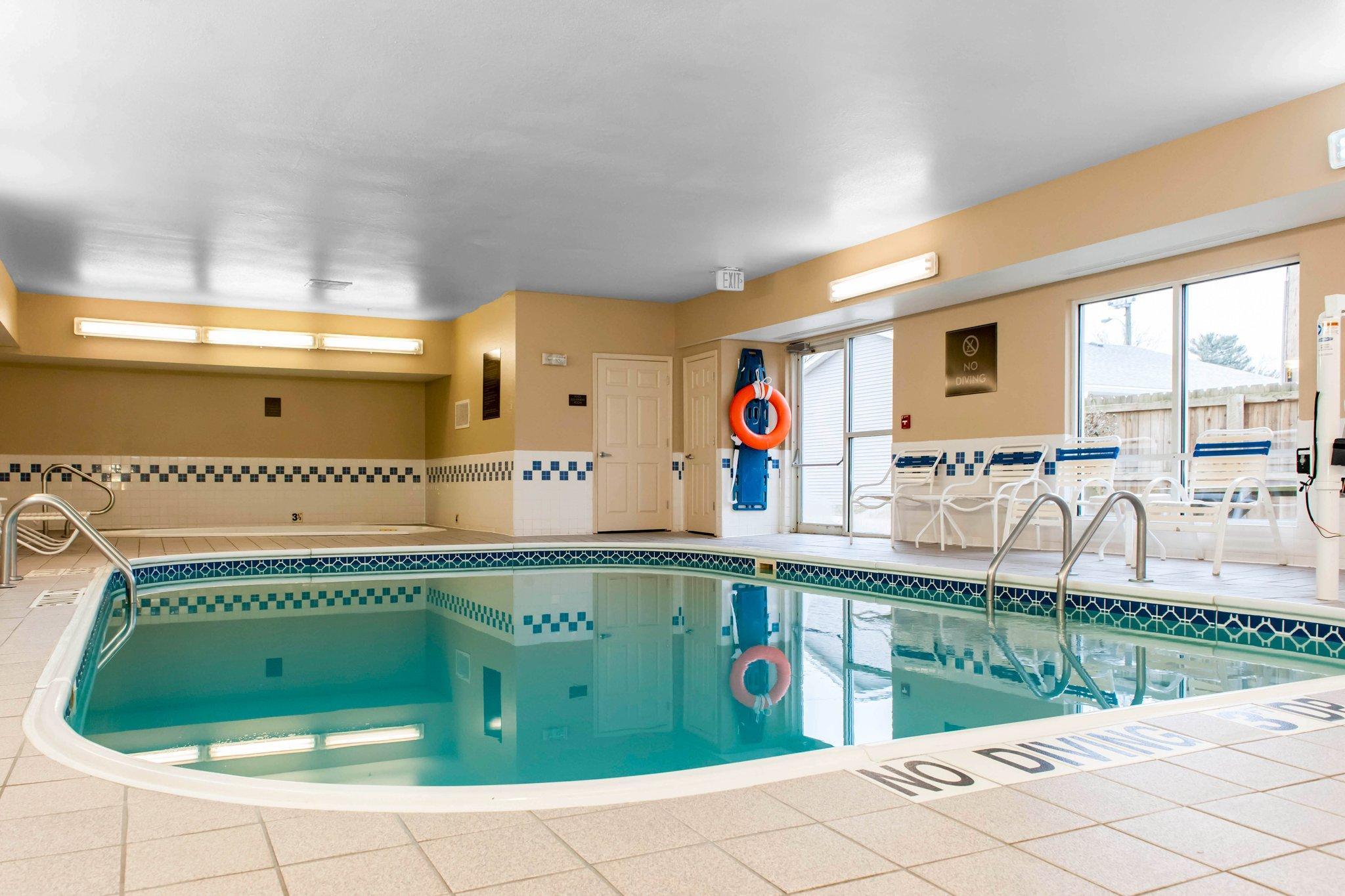 Comfort Suites Terre Haute University Area Bagian luar foto