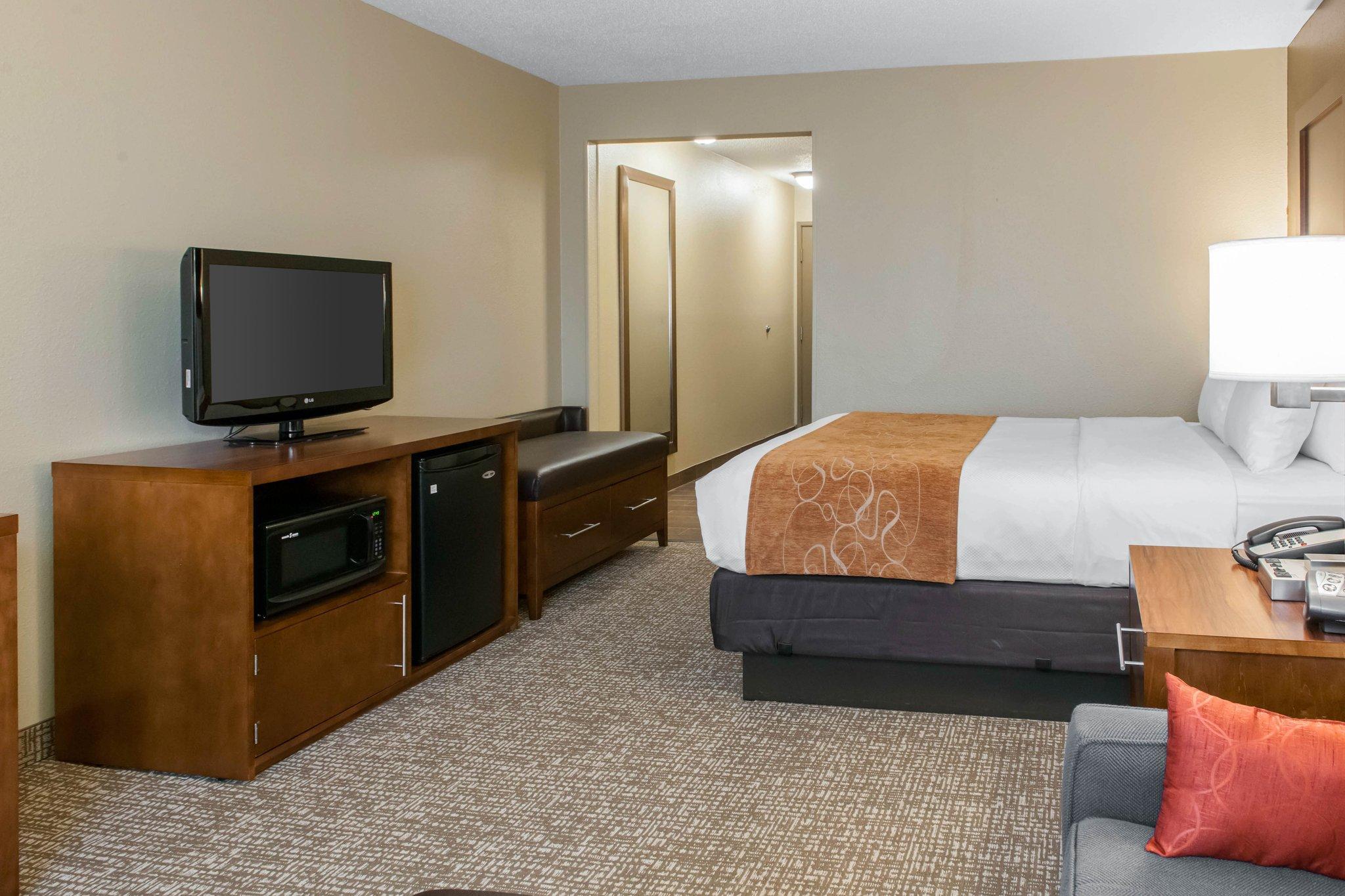 Comfort Suites Terre Haute University Area Bagian luar foto