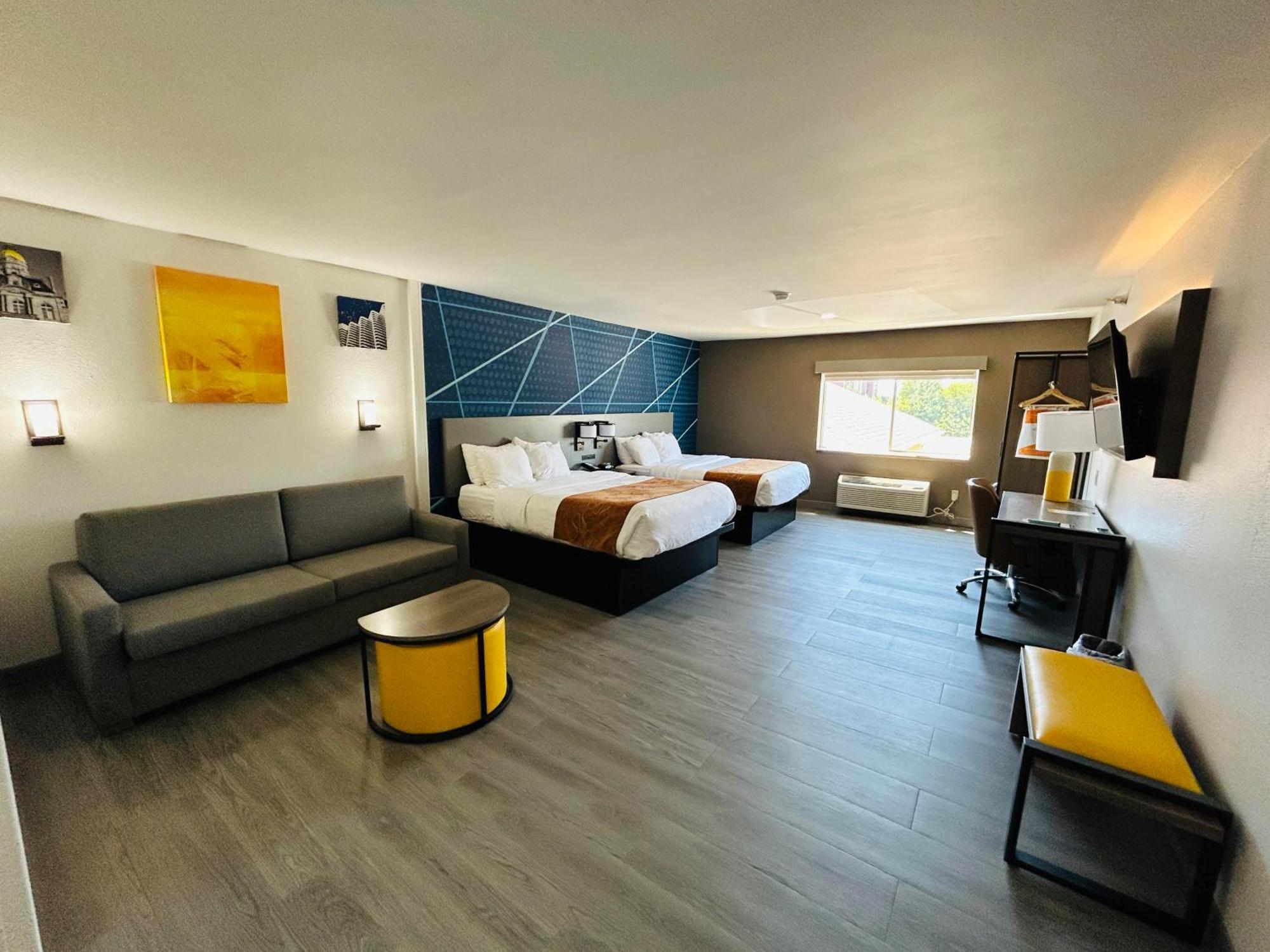 Comfort Suites Terre Haute University Area Bagian luar foto