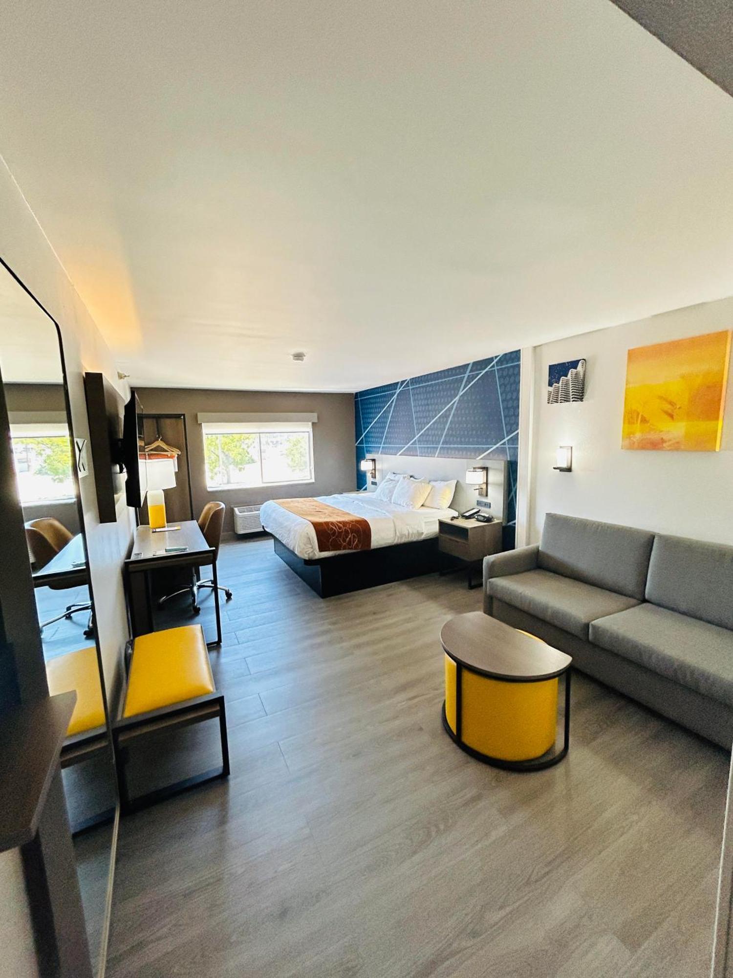 Comfort Suites Terre Haute University Area Bagian luar foto