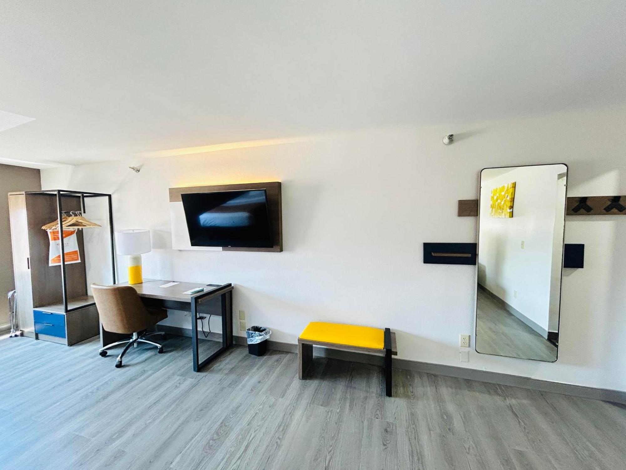 Comfort Suites Terre Haute University Area Bagian luar foto