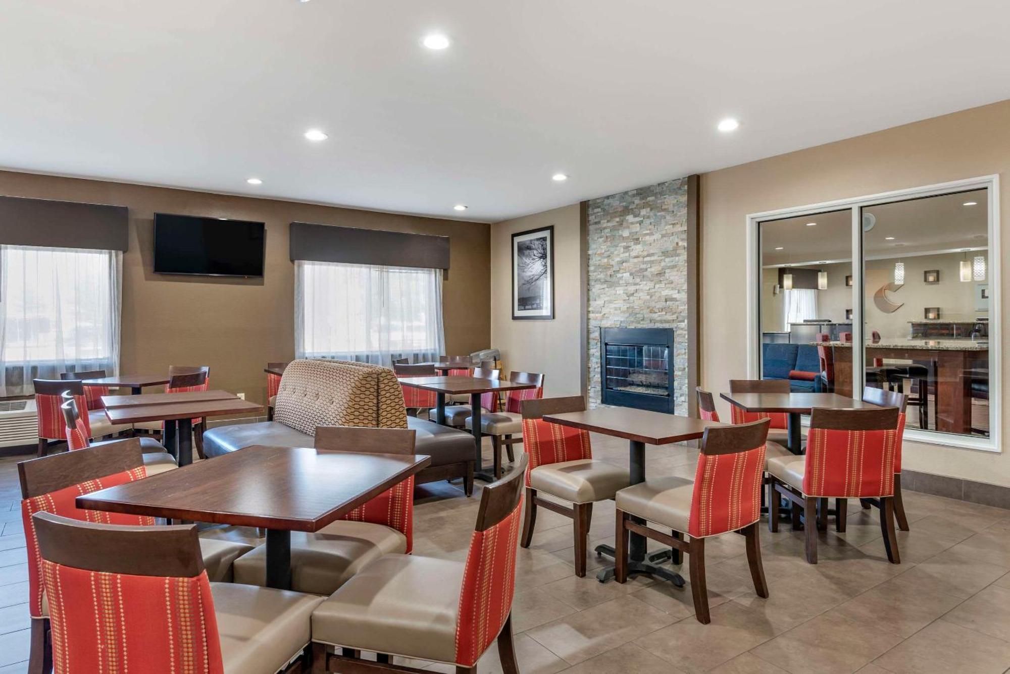 Comfort Suites Terre Haute University Area Bagian luar foto