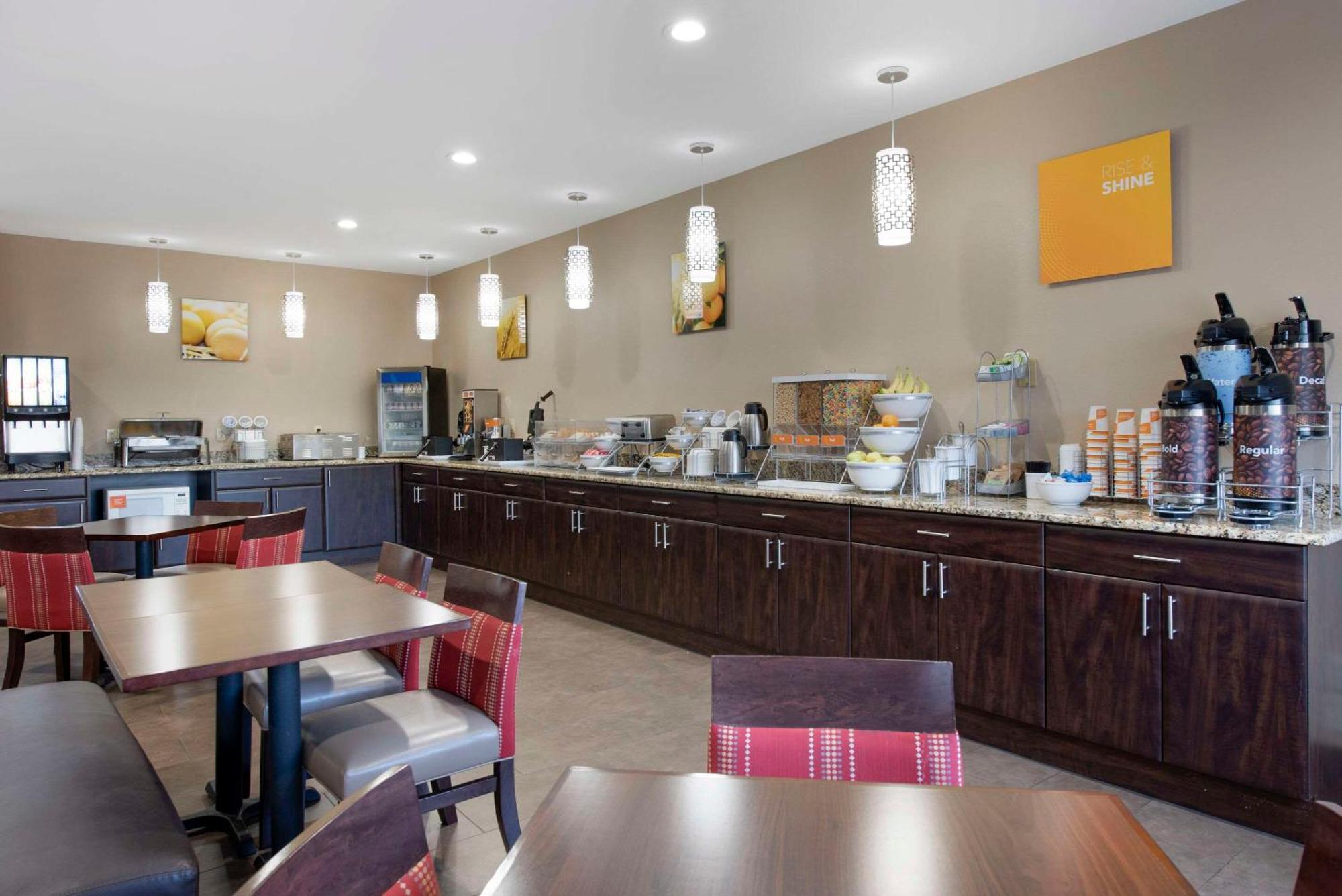 Comfort Suites Terre Haute University Area Bagian luar foto