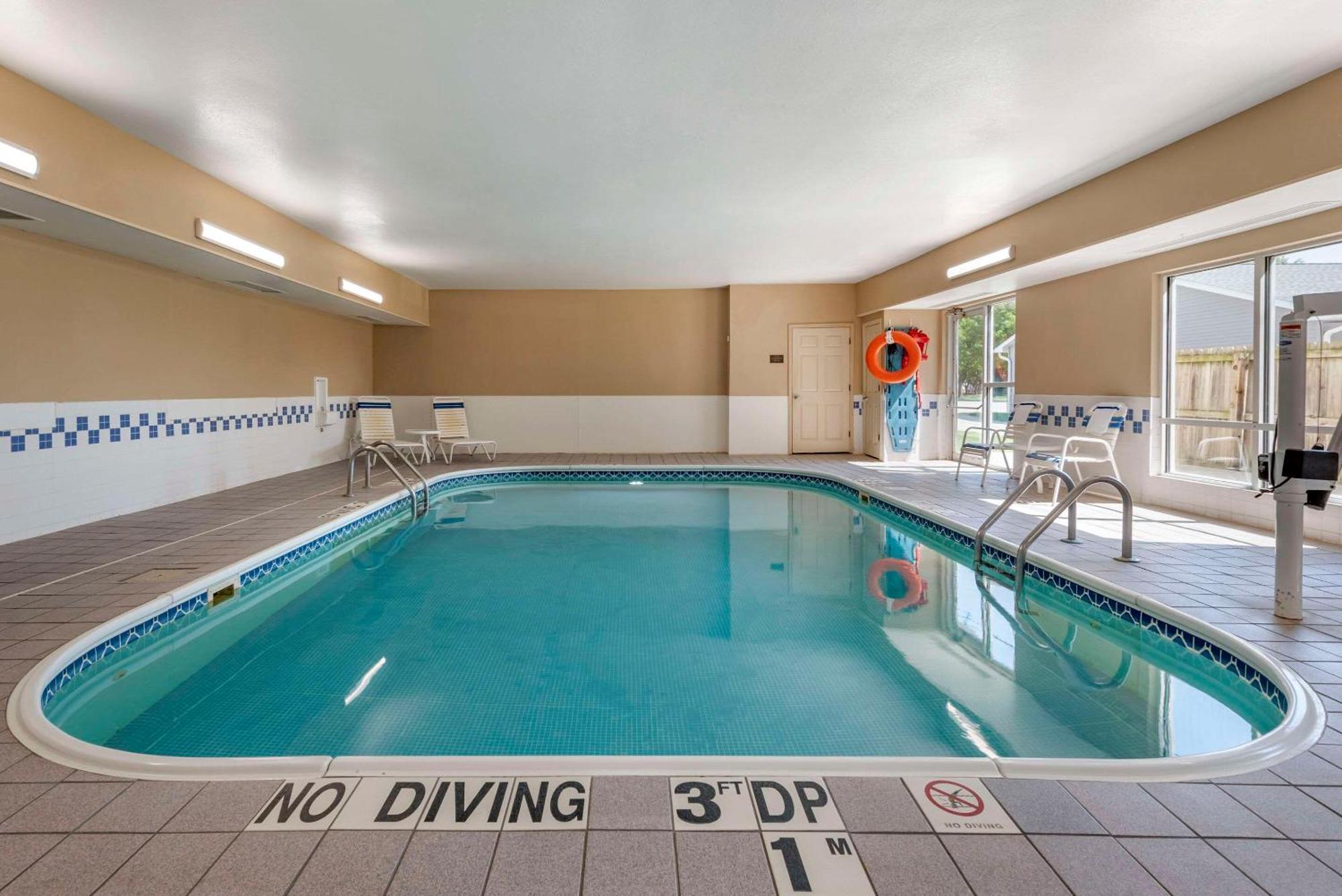 Comfort Suites Terre Haute University Area Bagian luar foto
