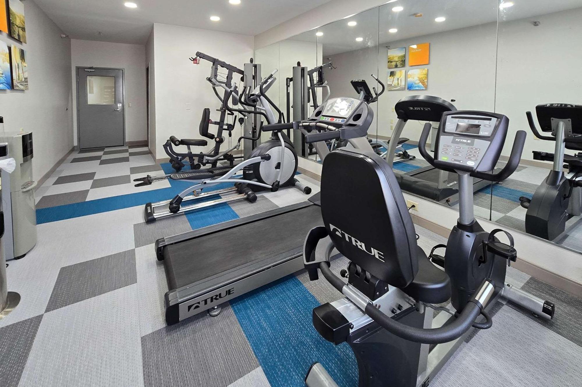 Comfort Suites Terre Haute University Area Bagian luar foto