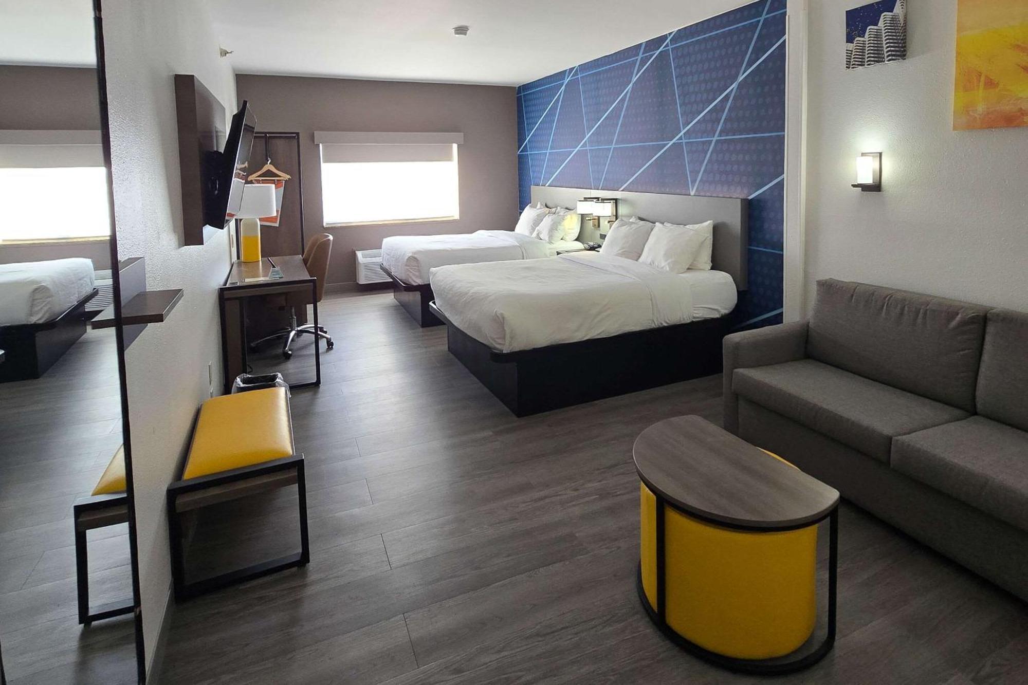 Comfort Suites Terre Haute University Area Bagian luar foto