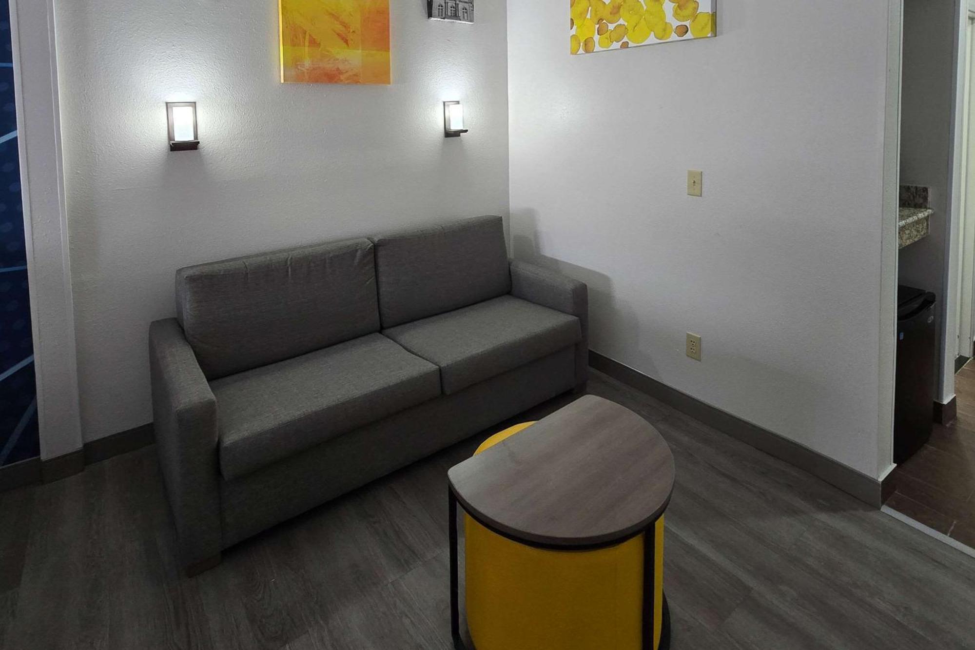 Comfort Suites Terre Haute University Area Bagian luar foto