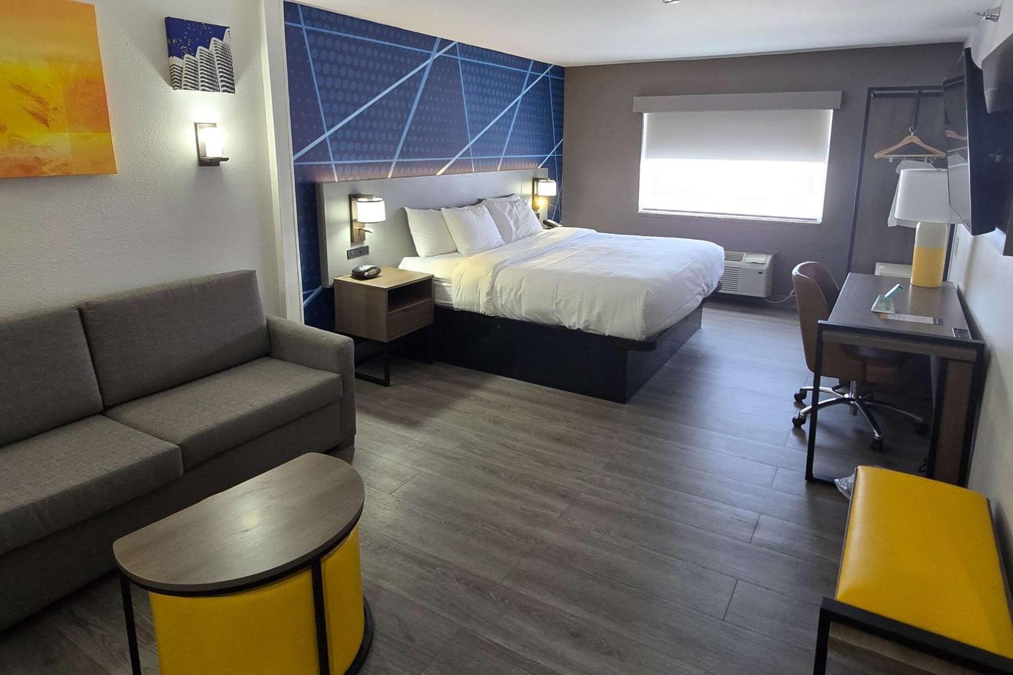 Comfort Suites Terre Haute University Area Bagian luar foto