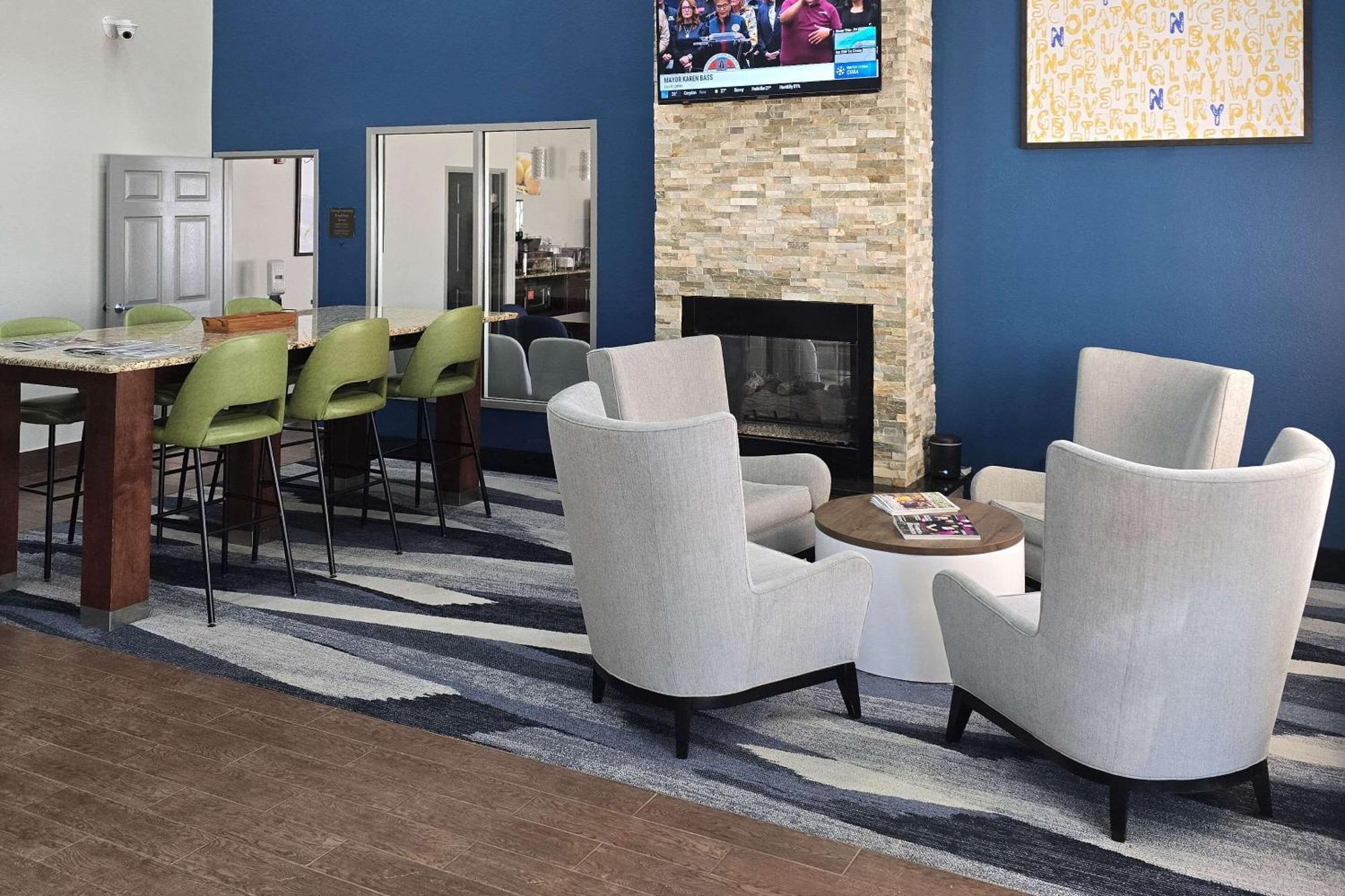 Comfort Suites Terre Haute University Area Bagian luar foto