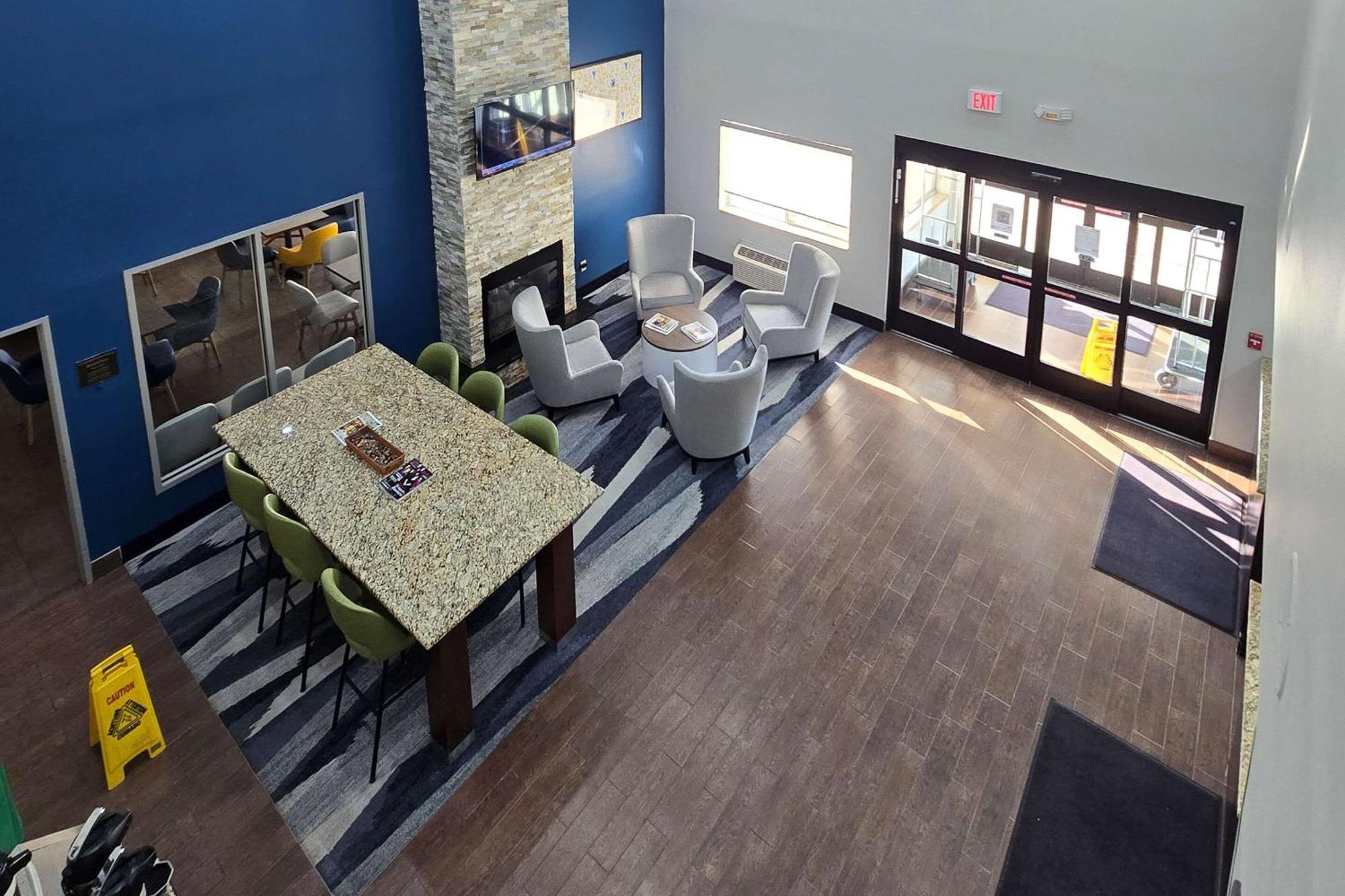 Comfort Suites Terre Haute University Area Bagian luar foto