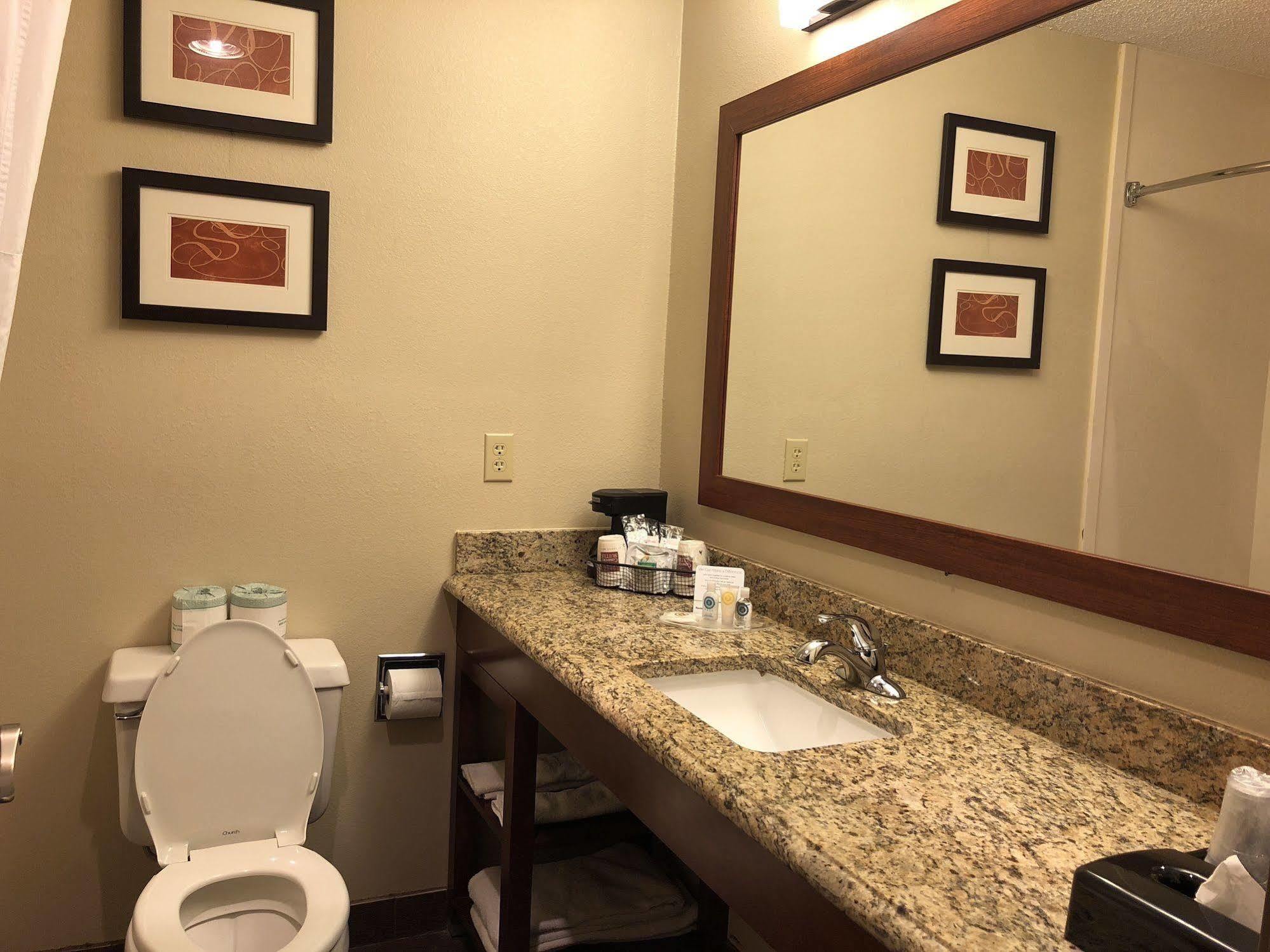 Comfort Suites Terre Haute University Area Bagian luar foto